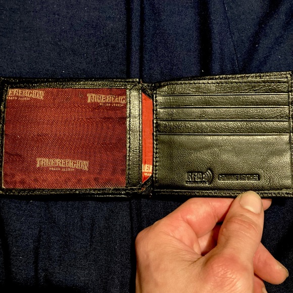 NWOT True Religion Genuine Leather Bi-fold Wallet - Picture 3 of 4